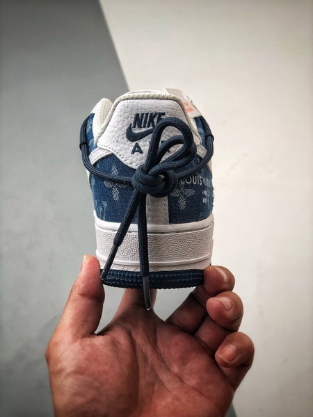 LV x Air Force 1 Low Branco e Azul Jeans Desconstruído - Vista 3