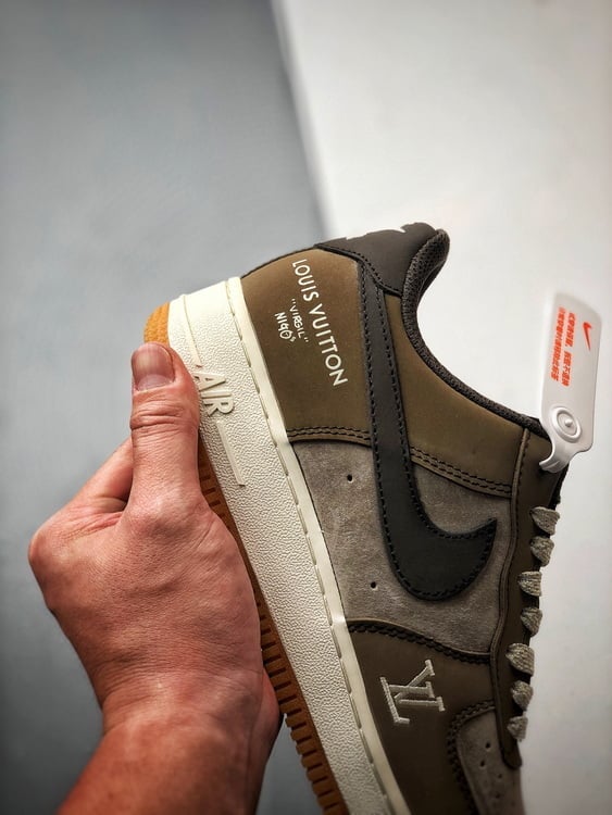 LV x Air Force 1 Low Cinza Escuro e Castanho - Vista 2