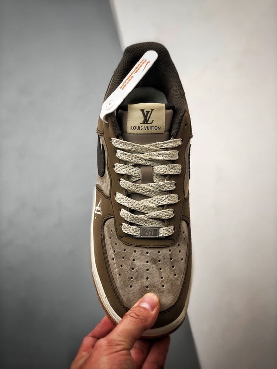 LV x Air Force 1 Low Cinza Escuro e Castanho - Vista 9