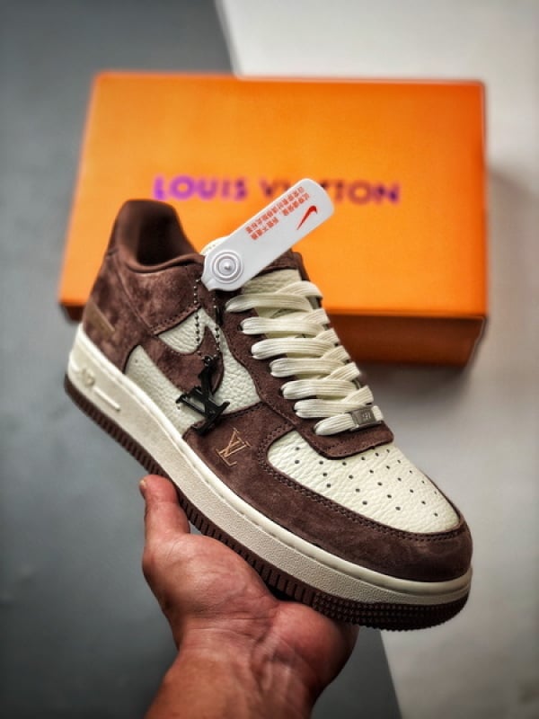 LV x Air Force 1 Low Branco e Castanho - Vista 1