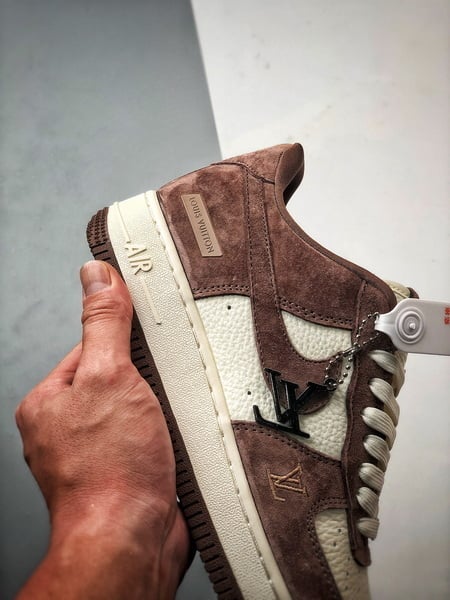 LV x Air Force 1 Low Branco e Castanho - Vista 2
