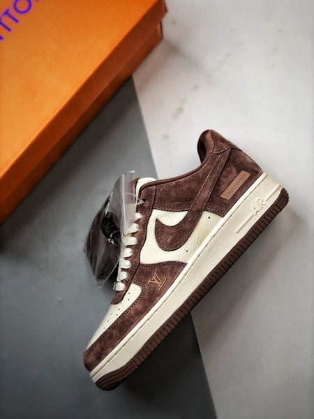 LV x Air Force 1 Low Branco e Castanho - Vista 8