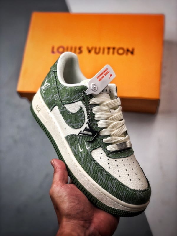 LV x Air Force 1 Low Branco e Verde Estampado - Vista 1