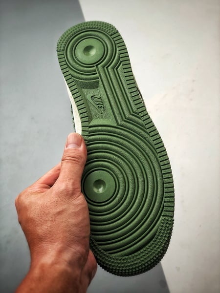 LV x Air Force 1 Low Branco e Verde Estampado - Vista 4