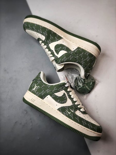 LV x Air Force 1 Low Branco e Verde Estampado - Vista 6