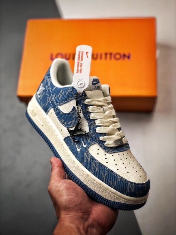 LV x Air Force 1 Low Branco e Azul Estampado - Vista 1