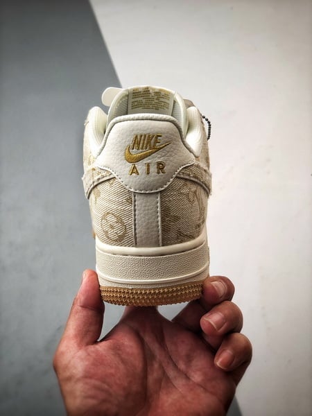 LV x Air Force 1 Low Branco e Amarelo em Ganga - Vista 3