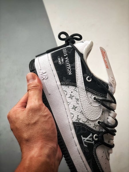 LV x Air Force 1 Low Branco e Preto em Ganga - Vista 2