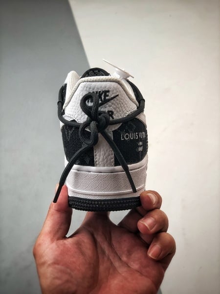 LV x Air Force 1 Low Branco e Preto em Ganga - Vista 3