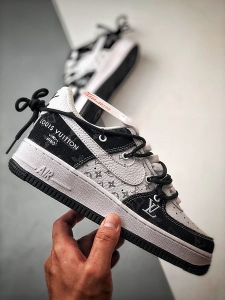 LV x Air Force 1 Low Branco e Preto em Ganga - Vista 7