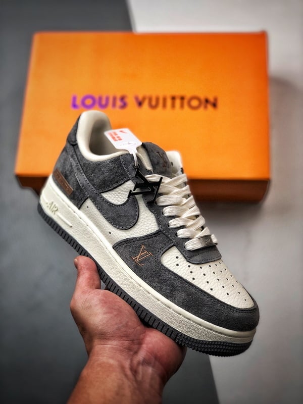 LV x Air Force 1 Low Creme e Cinza Escuro - Vista 1
