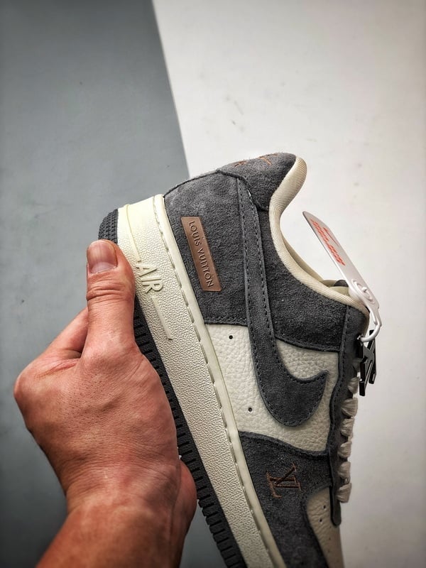 LV x Air Force 1 Low Creme e Cinza Escuro - Vista 2