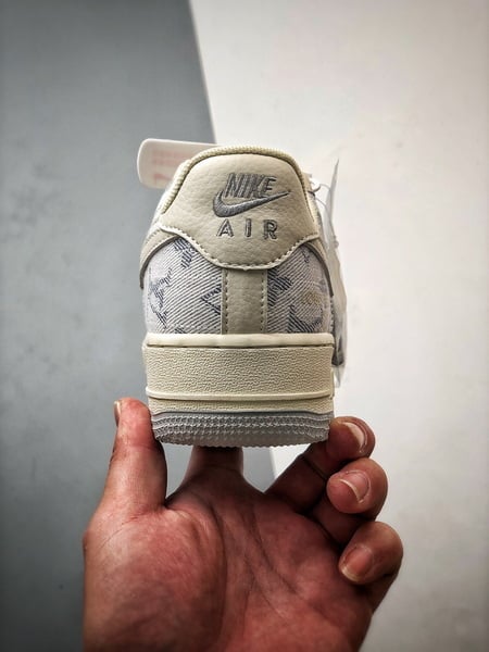 LV x Air Force 1 Low Bege, Cinzento e Jeans - Vista 3
