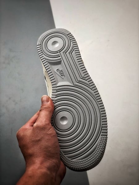 LV x Air Force 1 Low Bege, Cinzento e Jeans - Vista 4