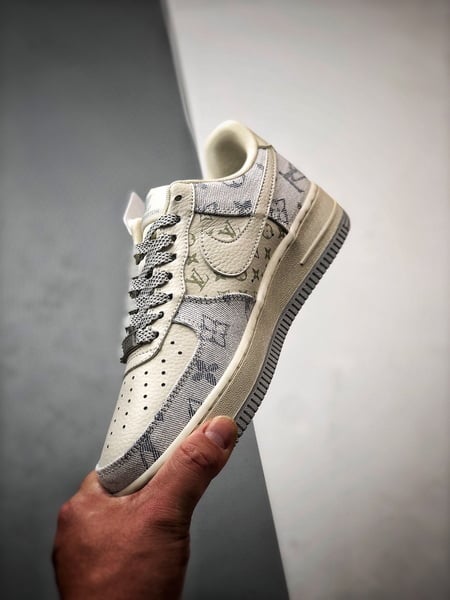 LV x Air Force 1 Low Bege, Cinzento e Jeans - Vista 5