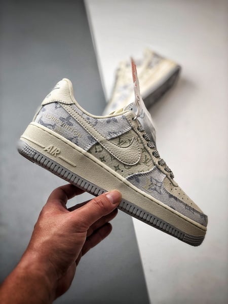 LV x Air Force 1 Low Bege, Cinzento e Jeans - Vista 7