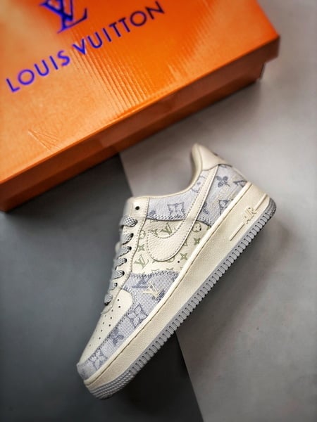 LV x Air Force 1 Low Bege, Cinzento e Jeans - Vista 8