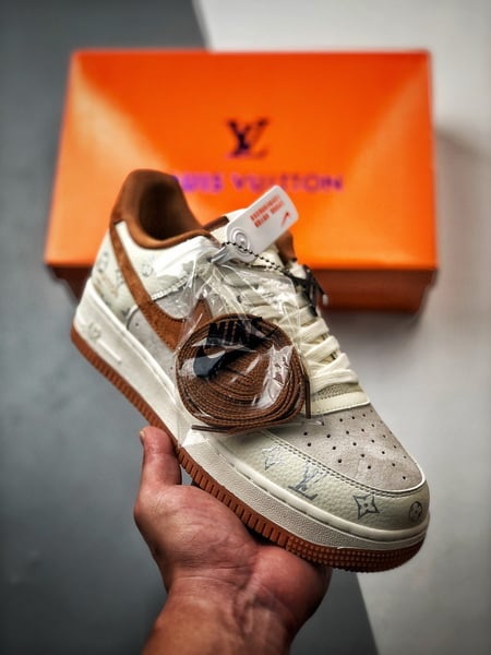 LV x Air Force 1 Low Creme e Castanho - Vista 2