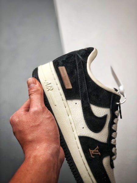 LV x Air Force 1 Low Creme e Preto - Vista 2