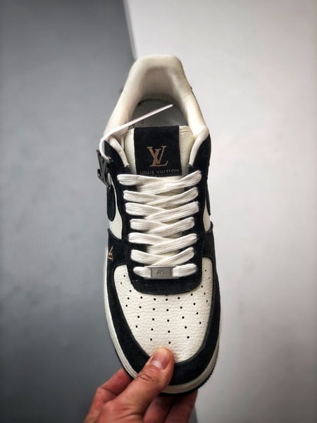 LV x Air Force 1 Low Creme e Preto - Vista 9