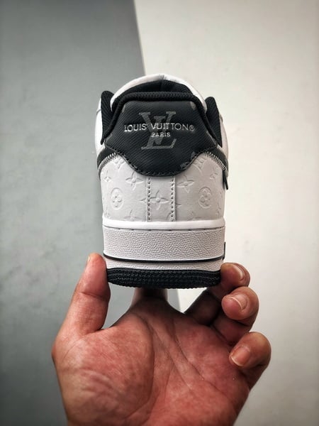 LV x Air Force 1 Low Colaboração Branco e Preto - Vista 3