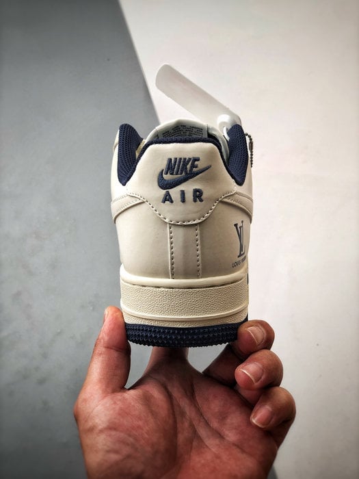 LV x Air Force 1 Low 3M Branco e Azul Escuro Refletivo - Vista 3