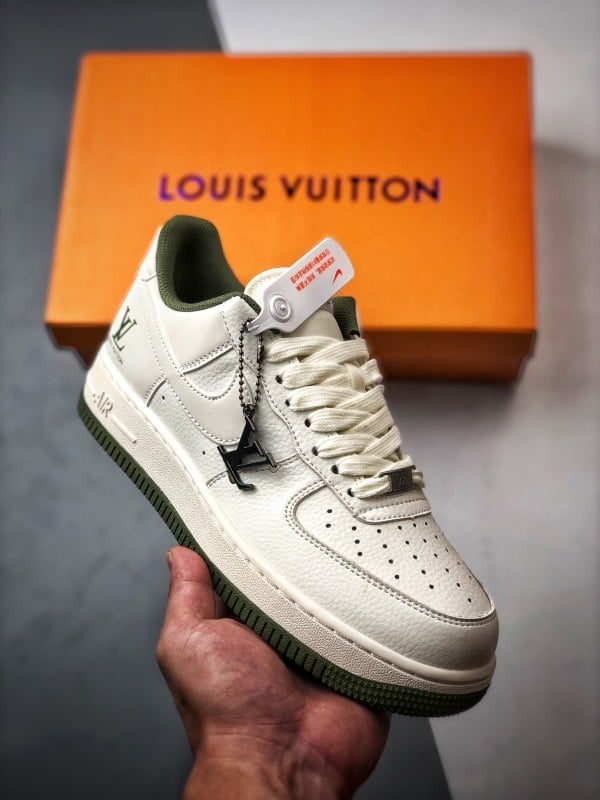 LV x Air Force 1 Low 3M Branco e Verde Refletivo - Vista 1