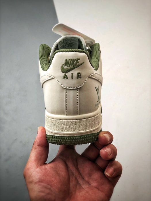 LV x Air Force 1 Low 3M Branco e Verde Refletivo - Vista 3