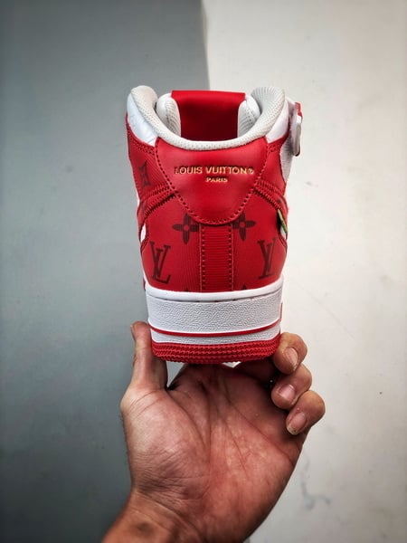 LV x NK Air Force 1 Mid Colaboracao Branco e Vermelho - Vista 3