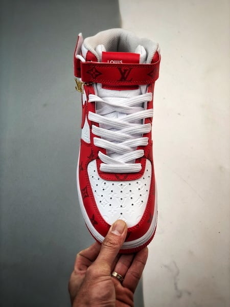 LV x NK Air Force 1 Mid Colaboracao Branco e Vermelho - Vista 9