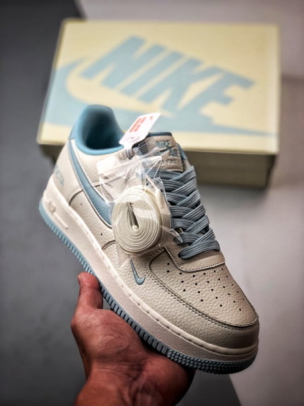 NOCTA x Air Force 1 Low Marfim e Azul Gelo - Vista 1