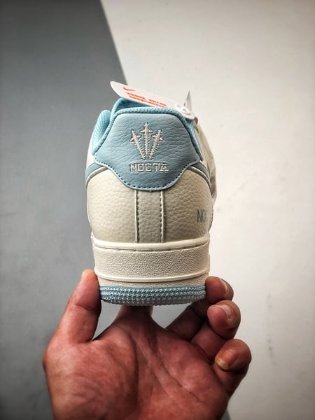 NOCTA x Air Force 1 Low Marfim e Azul Gelo - Vista 3
