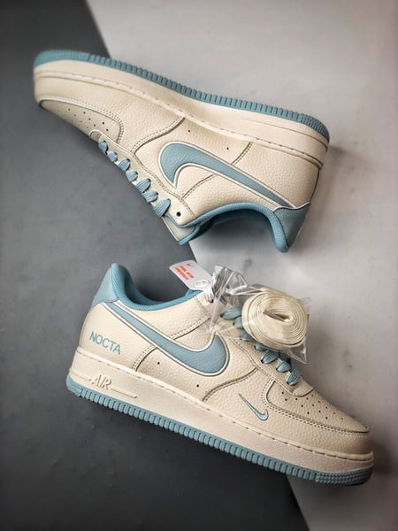 NOCTA x Air Force 1 Low Marfim e Azul Gelo - Vista 6