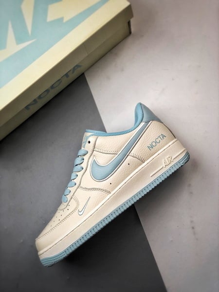 NOCTA x Air Force 1 Low Marfim e Azul Gelo - Vista 8