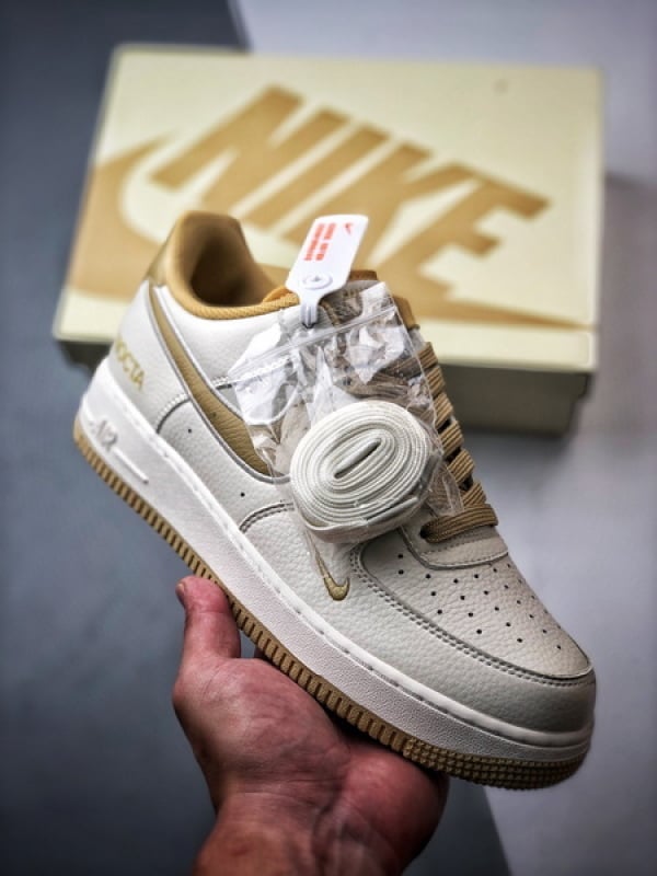 NOCTA x Air Force 1 Low Creme e Caqui - Vista 1