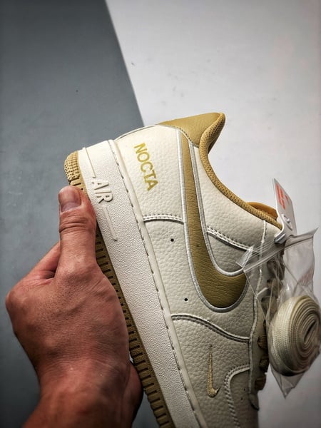 NOCTA x Air Force 1 Low Creme e Caqui - Vista 2