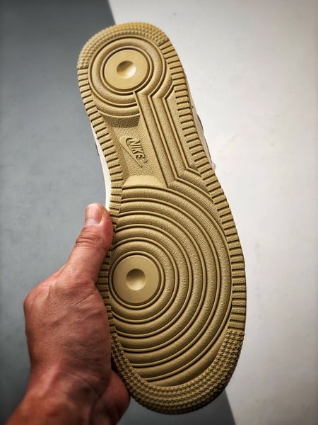 NOCTA x Air Force 1 Low Creme e Caqui - Vista 4