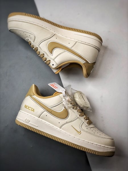 NOCTA x Air Force 1 Low Creme e Caqui - Vista 6
