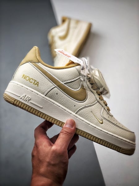 NOCTA x Air Force 1 Low Creme e Caqui - Vista 7