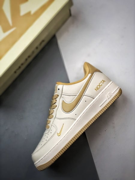 NOCTA x Air Force 1 Low Creme e Caqui - Vista 8