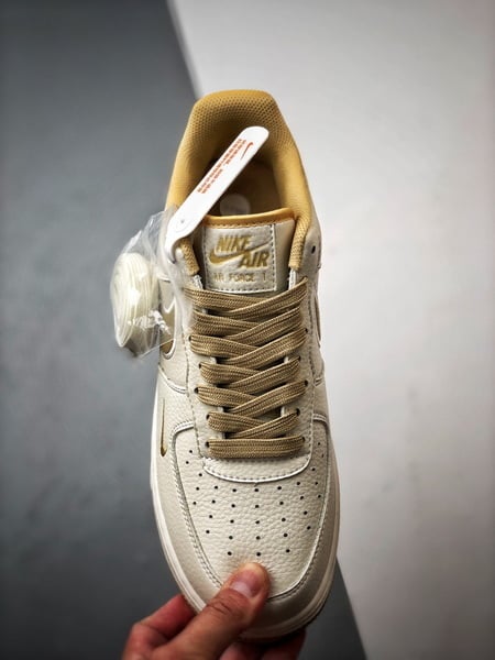 NOCTA x Air Force 1 Low Creme e Caqui - Vista 9