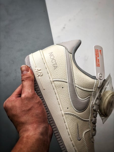 NOCTA x Air Force 1 Low Creme e Cinza - Vista 2