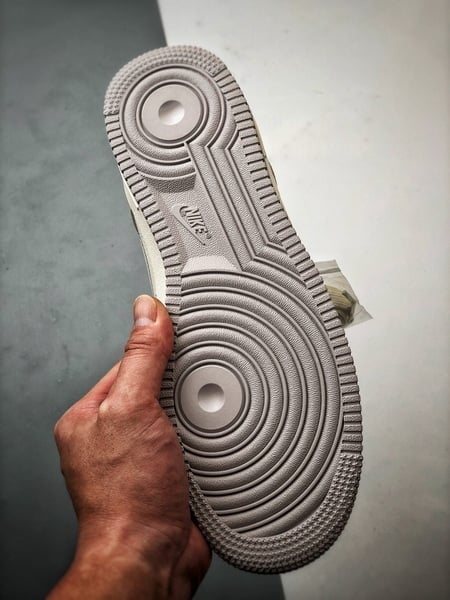 NOCTA x Air Force 1 Low Creme e Cinza - Vista 4