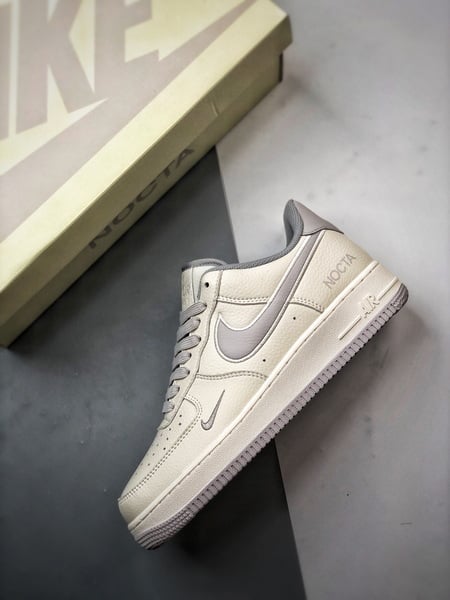 NOCTA x Air Force 1 Low Creme e Cinza - Vista 5