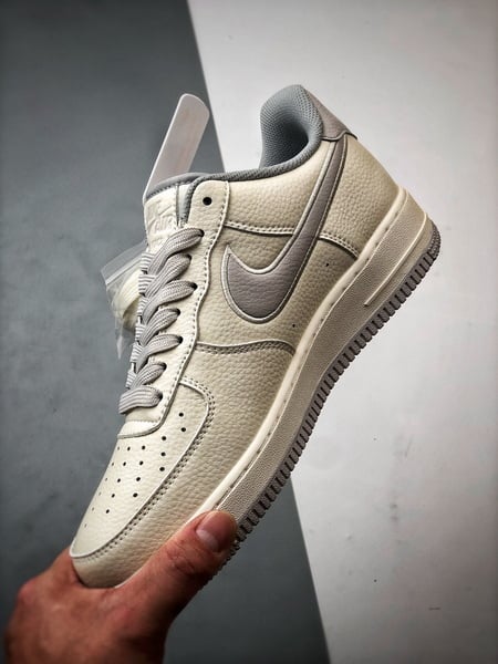 NOCTA x Air Force 1 Low Creme e Cinza - Vista 8