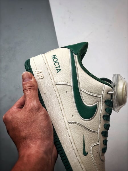 NOCTA x Air Force 1 Low Creme e Verde - Vista 2