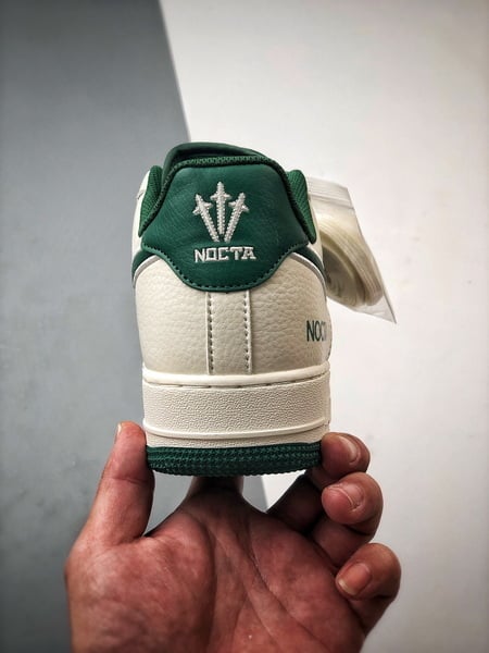 NOCTA x Air Force 1 Low Creme e Verde - Vista 3