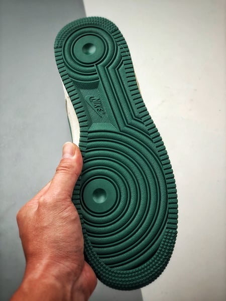 NOCTA x Air Force 1 Low Creme e Verde - Vista 4