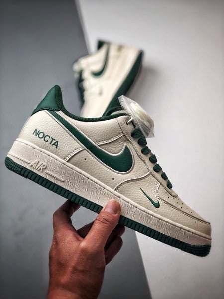 NOCTA x Air Force 1 Low Creme e Verde - Vista 7