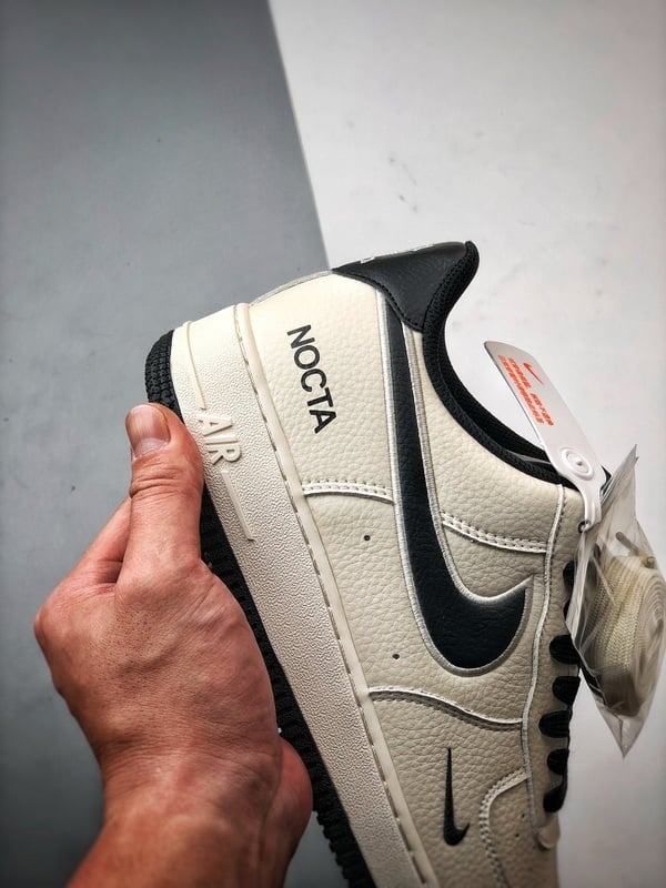 NOCTA x Air Force 1 Low Creme e Preto - Vista 2